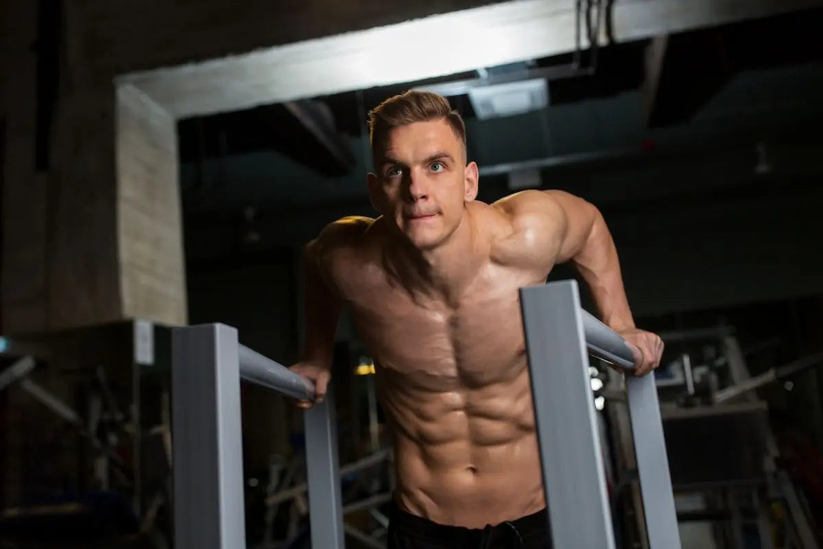homme qui travaille ses triceps en faisant des dips