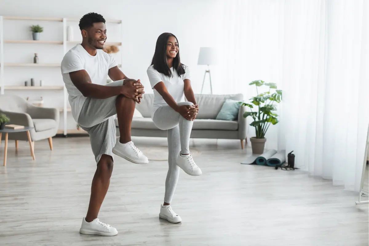 homme et femme qui musclent ischio jambiers à la maison