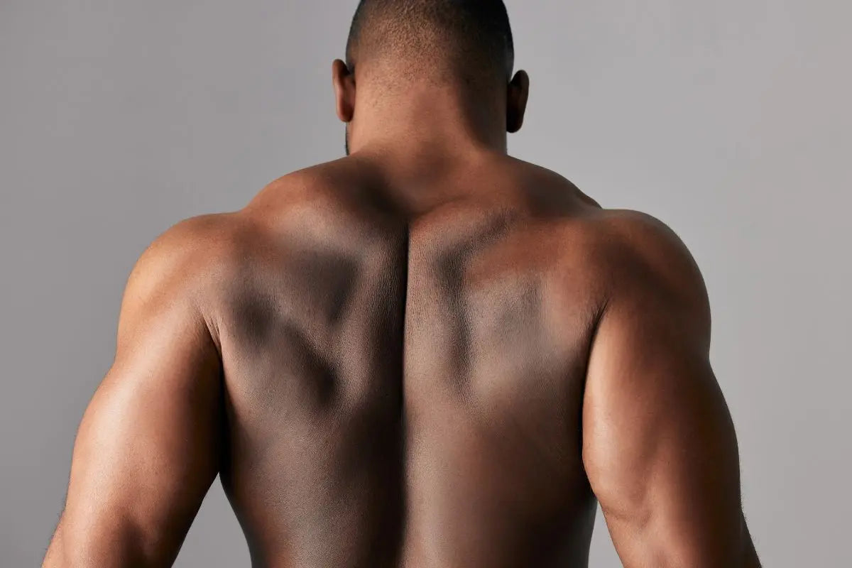 homme noir avec dos musclé grâce à la musculation à la maison sans matériel