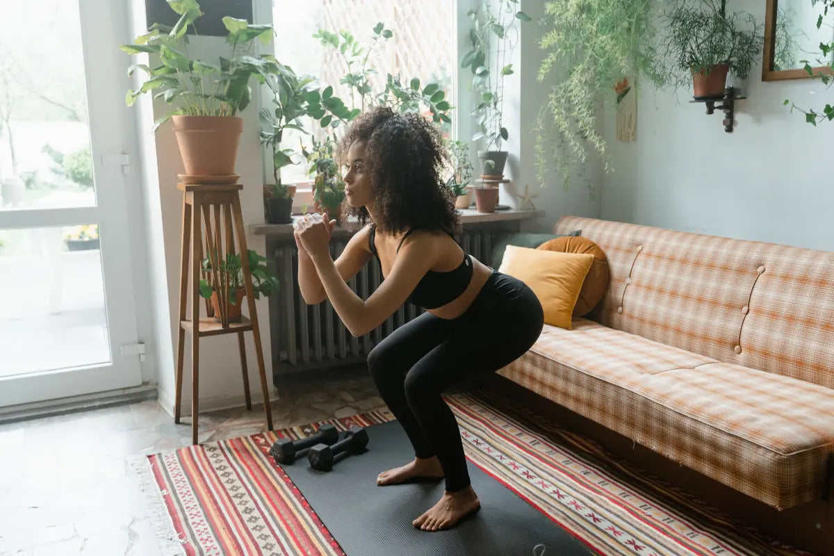 femme qui muscle ses fessiers avec des squats à la maison