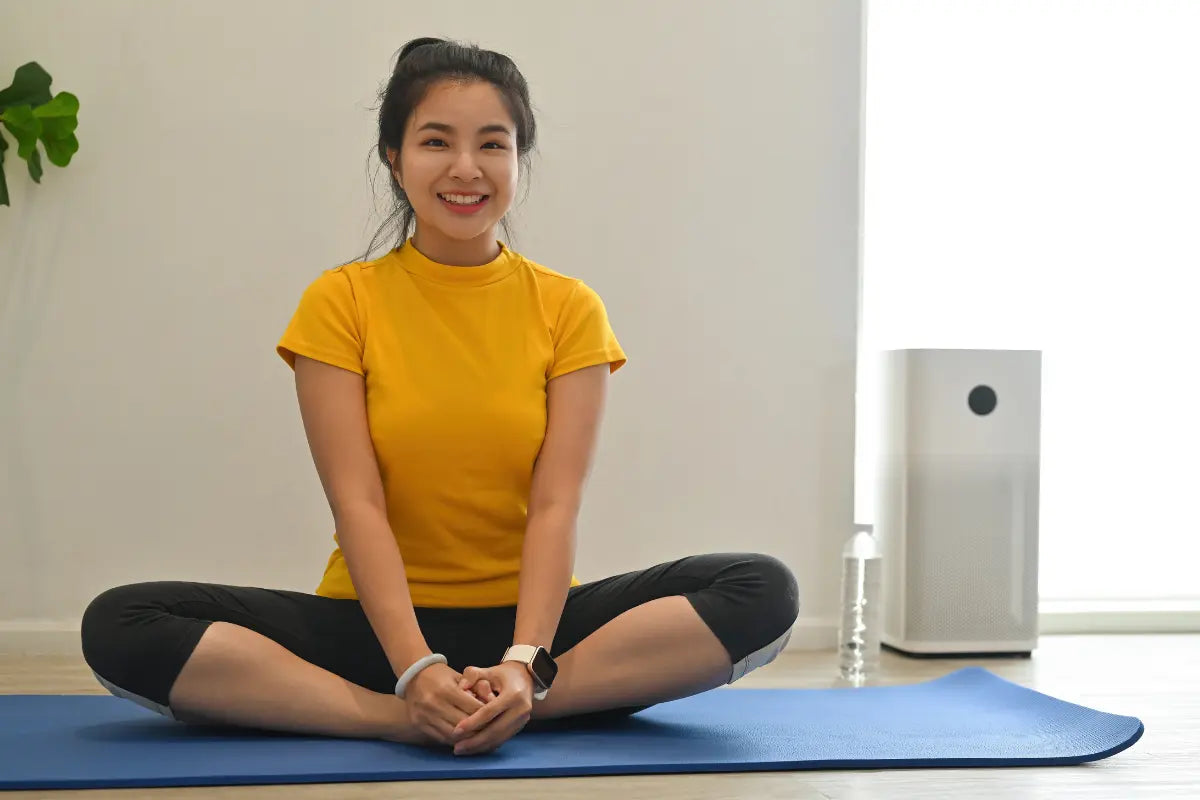 femme qui muscle ses adducteurs à la maison sans matériel
