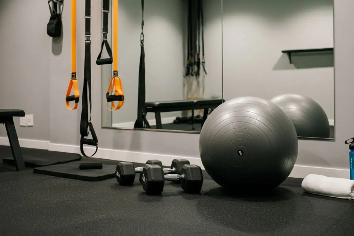 ballon haltères et cordes pour faire du sport à la maison de façon simple